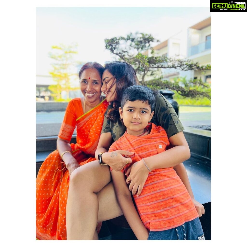 Janani Ashok Kumar Instagram - Travelling back in time to one of our favourite memories of 2022 😇💫🌸 #familytime @keetsmakeoverboutique @visnu.sarwin @santhanalakshmiashok Sheraton Grand Chennai Resort & Spa