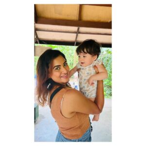 Janani Ashok Kumar Instagram - A random baby girl started making eye contact with me I smiled at her and she couldn’t stop smiling ☺️ she is so cute, I couldn’t resist myself from grabbing her this close & I asked her mom to click a few pics she absolutely made my day 💯❤️
Swipe next to see the way she looks at me ohhh myyyy goddd 🫠🫠🫠
-
.
.
.
#photodump #bangkokdiaries #memories #memoriesforlife