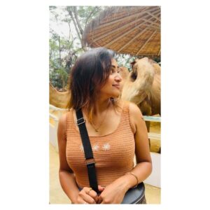 Janani Ashok Kumar Instagram - A random baby girl started making eye contact with me I smiled at her and she couldn’t stop smiling ☺️ she is so cute, I couldn’t resist myself from grabbing her this close & I asked her mom to click a few pics she absolutely made my day 💯❤️
Swipe next to see the way she looks at me ohhh myyyy goddd 🫠🫠🫠
-
.
.
.
#photodump #bangkokdiaries #memories #memoriesforlife