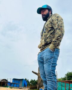 Kalaiyarasan Instagram - Schedule pack up 
#Ntr30 
@jrntr sir 
@siva_koratala sir
@rathnaveludop sir 

Thank you boys @karthik_makeup_artist 
@maratamilan_moorthi 
@aatipamulavenkatesh 
@sattabala7 ❤️❤️❤️❤️