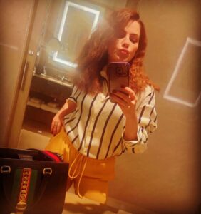 Kashish Singh Instagram - Uljhe nahin toh kaise suljhoge? #mindfulness #mindbodysoul #maadurga #bellavitakashish 💛💛