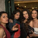 Kaveri Priyam Instagram - 🥂 To old friends and new memories made at this exquisite new place @queseraseramumbai ♥️ #aboutlastnight