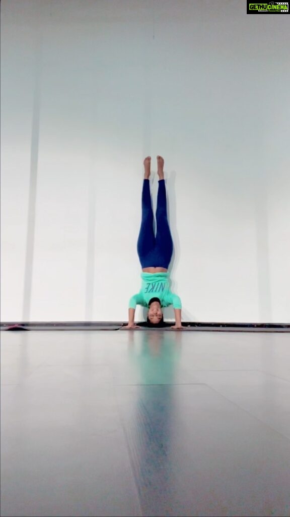 Keerthi Pandian Instagram - My first attempt at doing the headstand today at pole class and I didn’t think I could do it, but my body knew it could. This is proof to how discipline plays such a MAJOR role in how our body responds to us! Discipline, consistency and most importantly patience ❤️‍🔥 The most meditative part of this was to do it SLOW 🌀 Morning routine vaazhga 🦾🤪 @thepolecamp this place motivates you so much for self growth, mentally and physically. I love it toooo much! And @anushaswamy you are one fun and amazing teacher! 💃🏽 #headstand #poledance #discipline #consistency #patience #strength