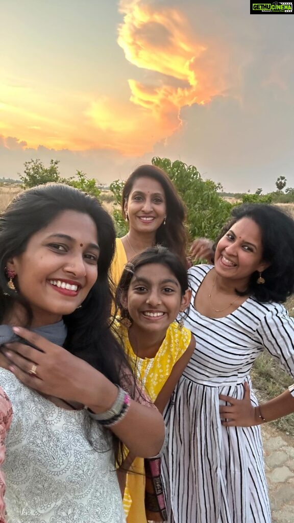 Keerthi Pandian Instagram - When the sisters forced to follow the trend! 🥲 but it was fun doing the tum tum 💃🏽 Well Driya baby made it more fun by joining us! ♥️ Personally Driya and I love the ending chaos 🤪 We couldn’t have asked for better videographers, the brother-in-law @ravi_hariharan and Baby Dharma ♥️ #sisters #niece #tumtum #reel #tirunelveli #thottam #nofilter #sunset திருநெல்வேலி