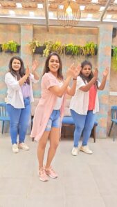 Keerthi shanthanu Instagram - Hayyoda…💘
Love this song 💘
Best wishes @atlee47 @priyaatlee 💕
From #Kikisdancestudio 
@divya_srinithi @shreya_anu28 💕
Choreo & shot by @pringlejones_ 💓
Location courtesy @lafayette.in 💓
Edited by @mr_ajaaydcruze_ 
#jawaan #srk #hayyoda