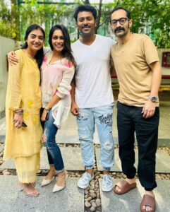 Keerthi shanthanu Instagram - a Twin Anniversary celebration❤️ 
@shanthnu & myself Sharing the same anniversary date along with this beautiful couple #FahadFazil & @nazriyafahadh 🤗
thank you #ALVijay sir for hosting us 💕