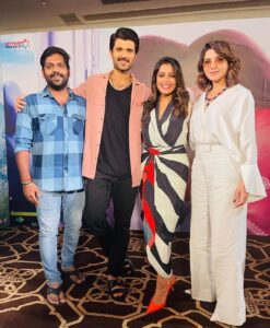 Keerthi shanthanu Instagram - When ur crushed in between two Heartthrobs 💕🔥 too much to handle 
@thedeverakonda & @samantharuthprabhuoffl Such a pleasure to interact with both of you 💕
#kushi
Thanx to the sweetest production house @mythriofficial & @proyuvraaj 💕
Wearing : @shilpavummiti 
 #happy