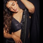 Ketika Sharma Instagram - I liked it, I draped it 🖤 Styled by @rashmitathapa Wearing @sabaahat Jewellery @karnikajewelshyd Shot by @puchi.photography HMU @makeuphairbyrahul Draping @deparsalon #saree #tb