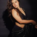 Ketika Sharma Instagram - I liked it, I draped it 🖤 Styled by @rashmitathapa Wearing @sabaahat Jewellery @karnikajewelshyd Shot by @puchi.photography HMU @makeuphairbyrahul Draping @deparsalon #saree #tb