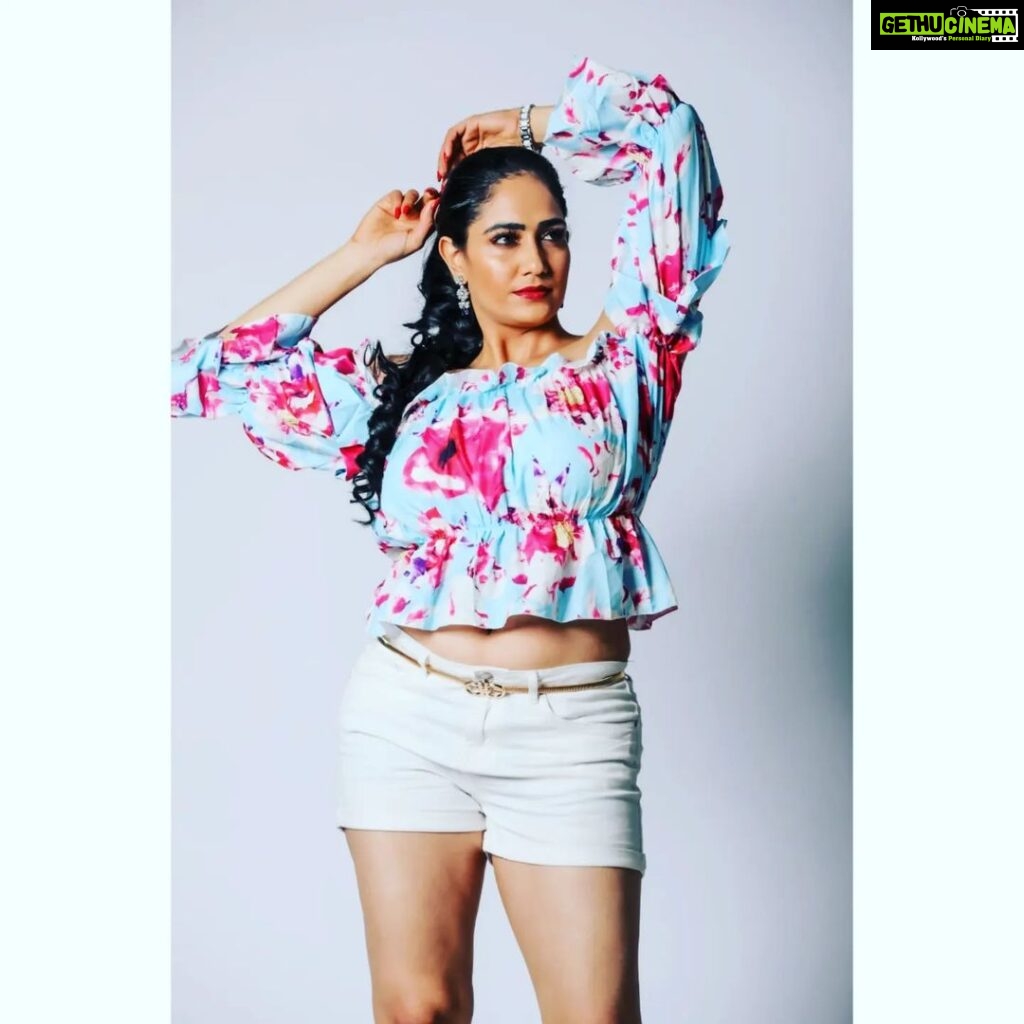 Komal Sharma Instagram - Feeling Cozy and Voguish are the best way to brew up the gorgeous appeal. @komalsharmaj Pro- John sir @a._john_pro Clicks : @sureshsuguphotography Make up by - @artistry_by_abii #ActressKomalSharma #actress #bollywoodactress #malyalamactress #tamilactress #actressshot