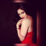 Komal Sharma Instagram - A smile is a curve that sets everything straight PRO- @a._john_pro Captured by - @vajiravelunatarajan @vsmartphotography Make up and Hair by - @neeyumnaanumpromakeupacademy