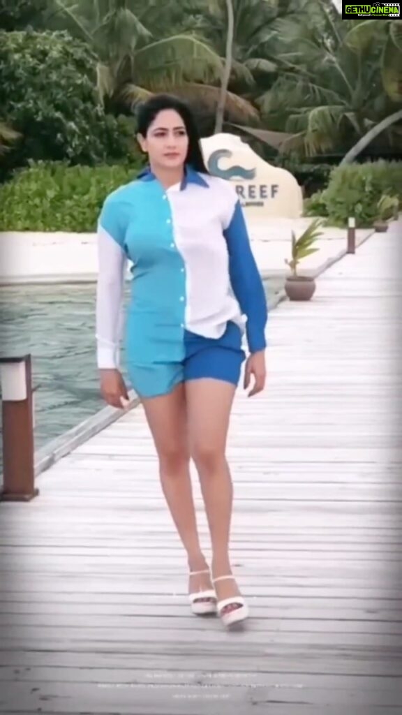 Komal Sharma Instagram - A sharp walk on the Shark feeding place❤️ #ActressKomalsharma #Canareef resorts in #Maldives CanaReef #MaldivesTourism #Tourism #LoveMaldives #loveCanaReef#addu #visitmaldives @actresskomalsharma @a._john_pro