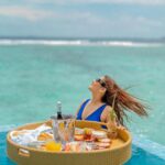Kritika Sharma Instagram - Have a great weekend ahead my people ! ❤️ What are your plans for this weekend comment below ! Location @velassarumaldives Floating breakfast and this view 🥰 📸 @mesmerizingmaldivesphoto Travel partner @osmoholidays #maldives #floatingbreakfast #travel #ocean #friends VELASSARU MALDIVES