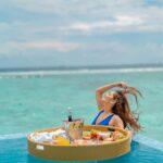 Kritika Sharma Instagram - Have a great weekend ahead my people ! ❤️ What are your plans for this weekend comment below ! Location @velassarumaldives Floating breakfast and this view 🥰 📸 @mesmerizingmaldivesphoto Travel partner @osmoholidays #maldives #floatingbreakfast #travel #ocean #friends VELASSARU MALDIVES
