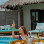 Kritika Sharma Instagram - Have a great weekend ahead my people ! ❤️ What are your plans for this weekend comment below ! Location @velassarumaldives Floating breakfast and this view 🥰 📸 @mesmerizingmaldivesphoto Travel partner @osmoholidays #maldives #floatingbreakfast #travel #ocean #friends VELASSARU MALDIVES