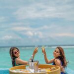 Kritika Sharma Instagram - Have a great weekend ahead my people ! ❤️ What are your plans for this weekend comment below ! Location @velassarumaldives Floating breakfast and this view 🥰 📸 @mesmerizingmaldivesphoto Travel partner @osmoholidays #maldives #floatingbreakfast #travel #ocean #friends VELASSARU MALDIVES