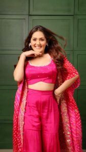 Kritika Sharma Instagram - Oo mere mahiye jinna sona! 
Outfit @aravesh_sb 
Styled by @dhruviiijain 
Assisted by @malhaarpragwat_ 
📸 @jaiveer.arora 
MUA @hsmschoolofmakeupandhair 

##dhaval #indian #pink #omeremahiyejinnasohna❤️😘nakoihoyanakoihona😘❤️ #dance