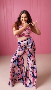 Kritika Sharma Instagram - Kaavaalaa 💥 
Thoda late hogaya but finally danced on this one! 

Koi iss gaane ka meaning batao zara in comment section! 

Outfit @aravesh_sb 
Styled by @dhruviiijain 
Assisted by @malhaarpragwat_ 
MUA @hsmschoolofmakeupandhair 
Shot by @jaiveer.arora 

#kaavaalaa #jailer #rajnikanth #tamannahbhatia #jailersong #tamilsong