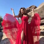 Madalsa Sharma Instagram - On a date with mountains. Brb.❤️🌄 #whatitsonlytuesday MUA @officialperry_makeup Hair @salmasayyed47 . . . . #reels #reelsinstagram #madalsasharma #kavya #DilKiTuZameen #videooftheday #instadaily #instavideo #instagood #instamood #mood #trending #trendingreels #reelitfeelit #reelkarofeelkaro #reeloftheday #reelit #love #actorslife