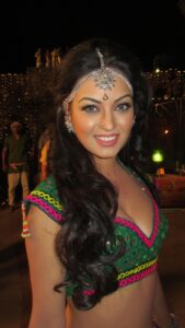 Maryam Zakaria Instagram - On high demand of more BTS of Aare Pritam Pyare 🔥🔥

#aarepritampyare #rowdyrathore #bollywoodsong #explore #reelitfeelit #trending