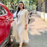 Meenakshi Dixit Instagram - What a great energy in the city #Mumbai 😍🙌✨😇 #festival #ganpati #ethnicwear #indianoutfit #love #happiness #indianfestival
