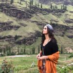 Meenakshi Dixit Instagram - 😍 #meenakshidixit #shootingday #shoot #mountains #hillstation #nature #love #instagood #instamood