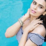 Meenakshi Dixit Instagram - Paani Maniac 😋😉❤️ #meenakshidixit #love #water #instagood #reels #reelsinstagram #reelitfeelit #trendingreels #photooftheday #photography #phoshoot