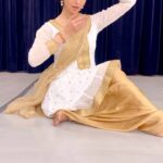 Meenakshi Dixit Instagram - “Jab pyar kiya toh darna kya” The incomparable gem of all times, the iconic creation by the legends and performed by queen #madhubala ji 🙏 A small tribute to the entire team of #mugaleazam Ek choti si koshish 😇 Choreographed by my kathak guru @rajendrachaturvedi 📷 @seema___purohit Song :Jab Pyar Kiya To Darna Kya Album : Mughal-E-Azam Singer : Lata Mangeshkar Lyrics : Shakeel Badayuni Music Director: Naushad This song is solely used for my personal use & not for any commercial purposes. The copyright of this song belongs to the respective music composer, music producer or singer as the case may be. #dancevideo #reelkarofeelkaro #dancelife #meenakshidixit #reelsindia