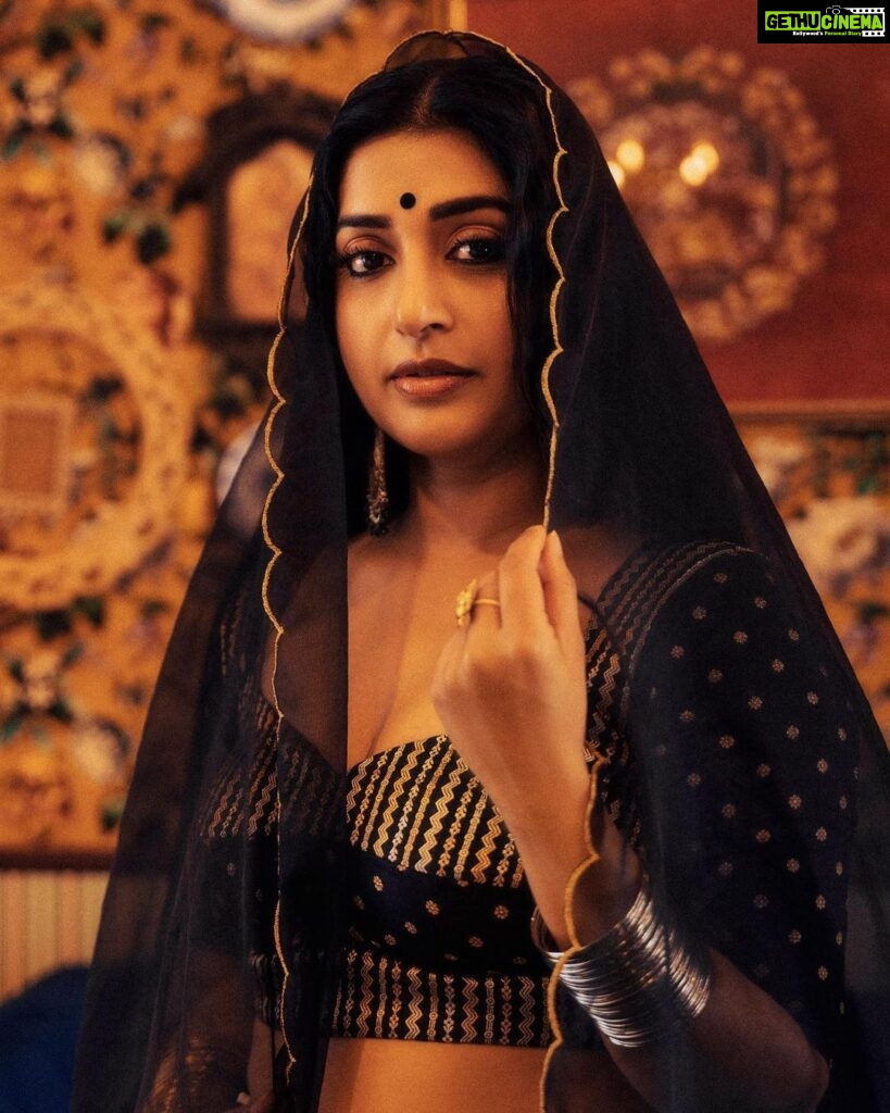 Meera Jasmine Instagram - The mystic hues of old world charm 🌗✨ Photography : @vaffara_ Stylist : @asaniya_nazrin Makeup : @unnips Outfit : @dhaga_ki_kahani Accessories : @goodwillcollectionskerala #BackToBlack #OnwardsAndUpwards #Being #MJ