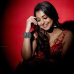 Meera Nandan Instagram - These ones makes it really difficult for me to be poise and graceful ..🤪 @unnips @srindaa @jiksonphotography @labelpallavinamdev @afsal_.3578 @kala_karuna #bts #laughter #happy #love #instareels #reelsinstagram #getreadywithme #instagood #alwayslaughing #red #lehenga #happyme #alllove Kochi, India