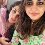 Meera Nandan Instagram - I love you, Sister! 🫶🏼 @nandan_meera #surprisevisit #sisters #home #magichour #hotchocolate #friendslikefamily #curls #curlyhair #jewelleryaddict #filtercoffee #coffeeaddict #kohleyes #artlover