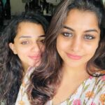 Meera Nandan Instagram - I love you, Sister! 🫶🏼 @nandan_meera #surprisevisit #sisters #home #magichour #hotchocolate #friendslikefamily #curls #curlyhair #jewelleryaddict #filtercoffee #coffeeaddict #kohleyes #artlover