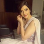 Mehrene Kaur Pirzada Instagram - Gulab aise hi nahi gulab hota hai. Yeh ada kaaton mein palne ke baad aati hai. 🌹