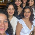 Mithila Palkar Instagram - Love me a good cliché! 🥂♥️👙🥳 #girlstrip #DilChahtaHai