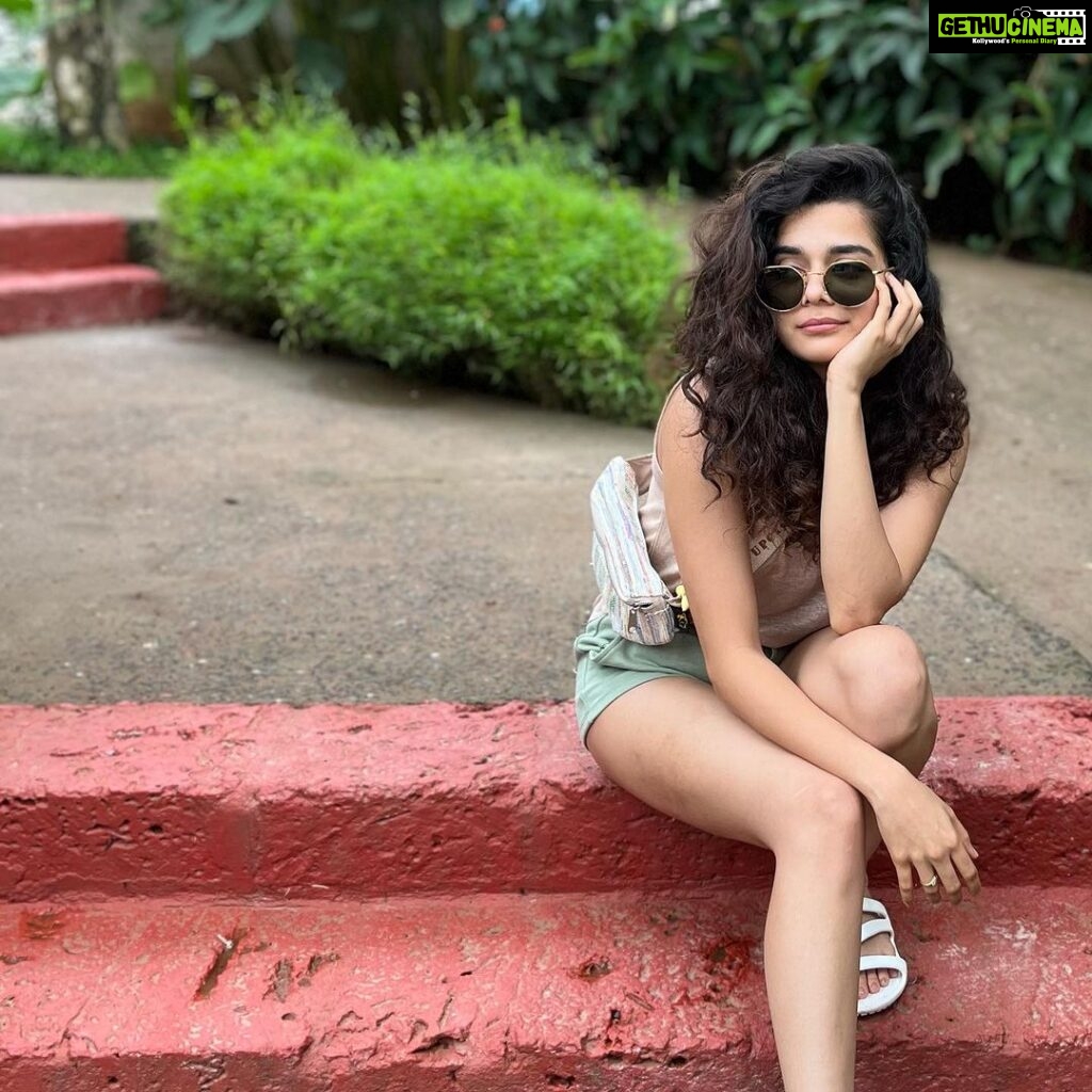 Mithila Palkar Instagram - Stages of slipping into the #susegad realm post a scrumptious Goan fish thaali 🤤🫠😴 Goa India