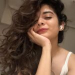 Mithila Palkar Instagram - Curls in. Curls out 🤸🏻