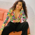 Mithila Palkar Instagram - “Good morning, dear 💐” Styled by @shreejarajgopal HMU @shrushti_birje_28 Photography - the multitalented - @mostlysane Top - Revovle on @nykaafashion Pants - @pullandbear Shoes - @dior