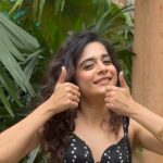 Mithila Palkar Instagram - Ek Pyar ka Nagma Hai #SingSongSaturday I had this song playing in my head so I had to sing it out. I’m sorry for the bad audio quality but I do moody singing wherever I am. Heh! Happy weekend to you :)