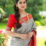 Miya George Instagram - I get that Sudden Indian feel when I wear a saree... If it's a silk saree I totally become a Malayali pennu 🥰 Saree by @amyraonline @femy_antony__ @sabarinathk_ @mayoorajewels_by_archana @pranavraaaj