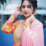 Miya George Instagram - Flowers do bring happiness right .. Wearing @silkycalicut Styling @sabarinathk_ Mua @femy_antony__ Jewelry @adorebypriyanka 📸 @_the_lens_man
