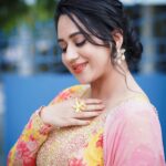 Miya George Instagram - Flowers do bring happiness right .. Wearing @silkycalicut Styling @sabarinathk_ Mua @femy_antony__ Jewelry @adorebypriyanka 📸 @_the_lens_man