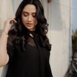 Miya George Instagram - Black to me is an emotion,an attitude and above all Real,which I was able to express to the best Styling @sabarinathk_ Photography by @merin__georg Dress @lisdesigns.in Mua @amal_ajithkumar Jewelry @adorebypriyanka