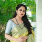 Miya George Instagram - Six yards of silk & yeah it's bliss🥰 Saree @amyraonline Mua @femy_antony__ Styling @sabarinathk_ Jewelry @mayoorajewels_by_archana Captured by @pranavraaaj