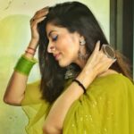 Monica Khanna Instagram - बस यूंही ।। @swadeshi_shringaar @jerrypundkar #trending #trendingreels #viralvideos #viral #green #saree #shayari #gulzar #fashion #style #photo #photography #fashionphotography #bekind #begood #reelsinstagram #instareels #trendingsongs