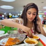 Mukti Mohan Instagram – Ek kachori, Do samosa, Iss Sansaar ka kya bharosa? 🤷🏻‍♀️ 

Inn sabse acha Mysore Saada Dosa 🤓