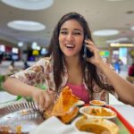 Mukti Mohan Instagram – Ek kachori, Do samosa, Iss Sansaar ka kya bharosa? 🤷🏻‍♀️ 

Inn sabse acha Mysore Saada Dosa 🤓