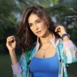 Mukti Mohan Instagram - 🩵 क ट ह ल dekhiye!! Kamaal ki film pyaare logon ne milkar banayi hai. Congratulations @sikhya @guneetmonga @achinjain20 @yashowardhanm @sanyamalhotra_ @mann012 Photography @shaurya_bajpai Outfit @aartivijaygupta HMU @saba_hair_makeupartist