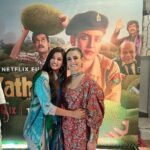 Mukti Mohan Instagram - 🩵 क ट ह ल dekhiye!! Kamaal ki film pyaare logon ne milkar banayi hai. Congratulations @sikhya @guneetmonga @achinjain20 @yashowardhanm @sanyamalhotra_ @mann012 Photography @shaurya_bajpai Outfit @aartivijaygupta HMU @saba_hair_makeupartist