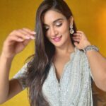 Mukti Mohan Instagram - तेरे ज़िक्र से ही मैं खुश हूँ 🤍 👆 Lyrics are from which song ? HMU- @ritickasjalan Outfit - @sulakshanamonga Jewellery- @aquamarine_jewellery Shoes - @Oceedeeshoes Stylist - @dharagandhistylist Sisteragers - @premavshetty @_shraddhabobade_