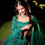 Mukti Mohan Instagram - mood : hum pe ye kisne hara rang daala 🦚 Ab gaana complete aap comments mein kariye 🌝 Outfit - @ease_kv Jewellery- @aquamarine_jewellery Stylist - @dharagandhistylist Hair and make up - @saba_hair_makeupartist Photography - @_smfilms